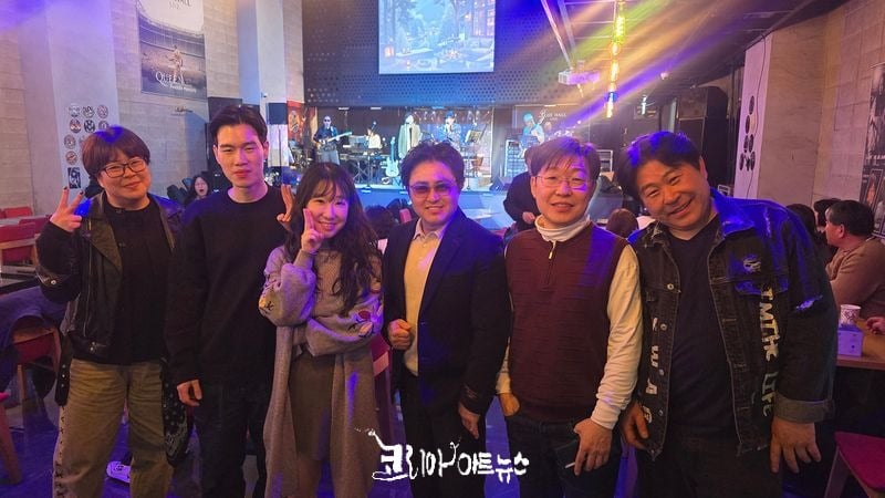 좌)건반 강경화, 기타 이정현, 보컬 신유경, 가수 강울림(신촌블루스), 드럼 인준식, 베이스기타 부태관(리더)이 카메라를 보고 포즈를 취해 주고 있다.