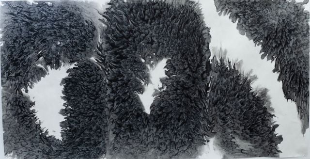 소금의 기도 연작 시리즈 물, 먹, 소금, 한지 2025(이미지 제공: 박다인 작가)