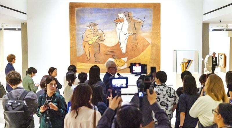 크리스티앙 브리앙 퐁피두센터 큐레이터가 19일 서울 퐁피두센터 한화에서 파블로 피카소의 ‘메르퀴르 발레 무대 막’을 설명하고 있다. 퐁피두센터 한화 제공