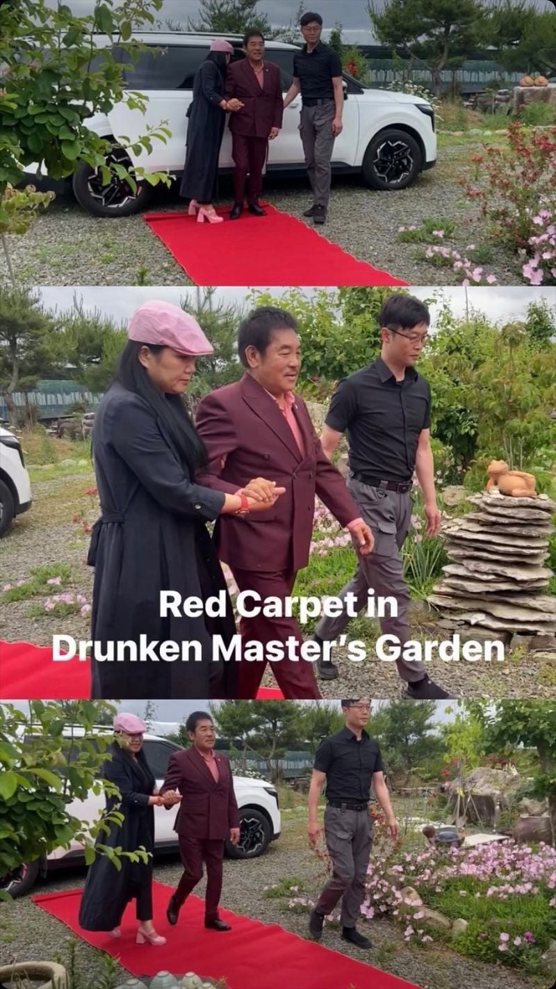 레드카펫으로 입장하는 필자와 황정리