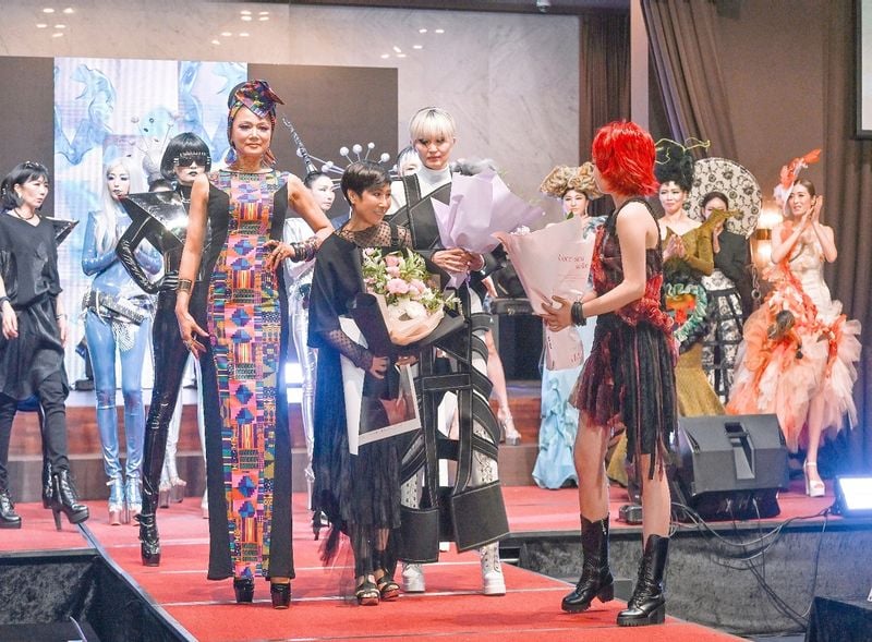 김다희 대표에게 축하 꽃다발을 전달하는 염제인 주니어모델