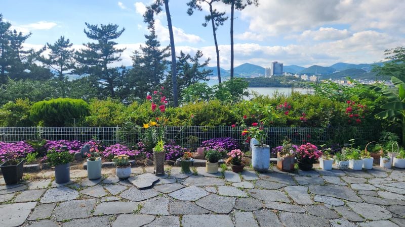여수 돌산 해변에 위치한 이존립 작가의 작업실 정원 (사진 : 김재옥 화가)