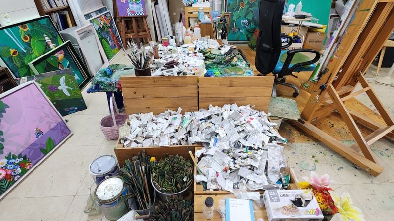 작업실에 물감 사용후 겹겹이 쌓여진 물감들은 수많은 작업의 흔적을 볼수 있다 (사진: 김재옥 화가)