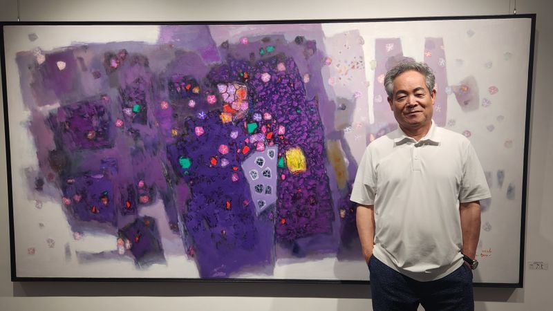 손영선 화백의 전시작품 앞에서  (사진: 김재옥 화가)