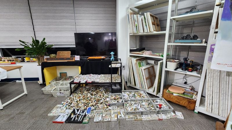 작업실에 사용한 유화물감이 쌓여진 모습  (사진: 김재옥 화가)