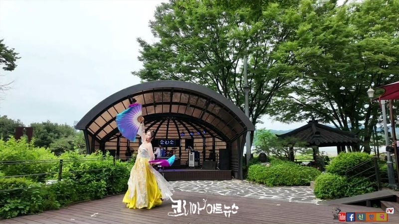 한오백년.밀양아리랑.울산아가씨 엮어 장구. 꽹과리.춤.노래를 한장르로 융합한 퍼포먼스를 보여주고 있는 전지연.