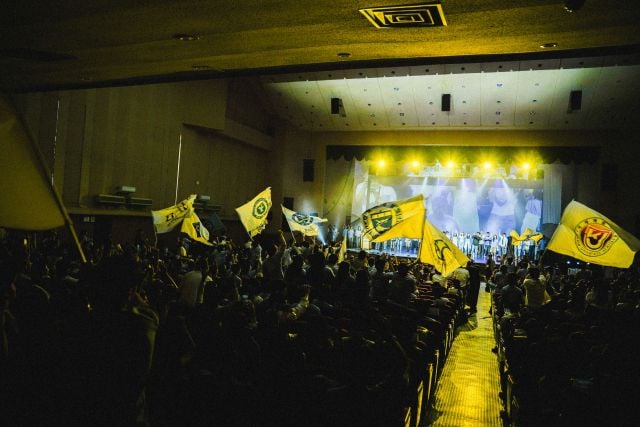 ‘제34회 젊은연극제’ 개막식에서 참가자들이 환호하고 있다