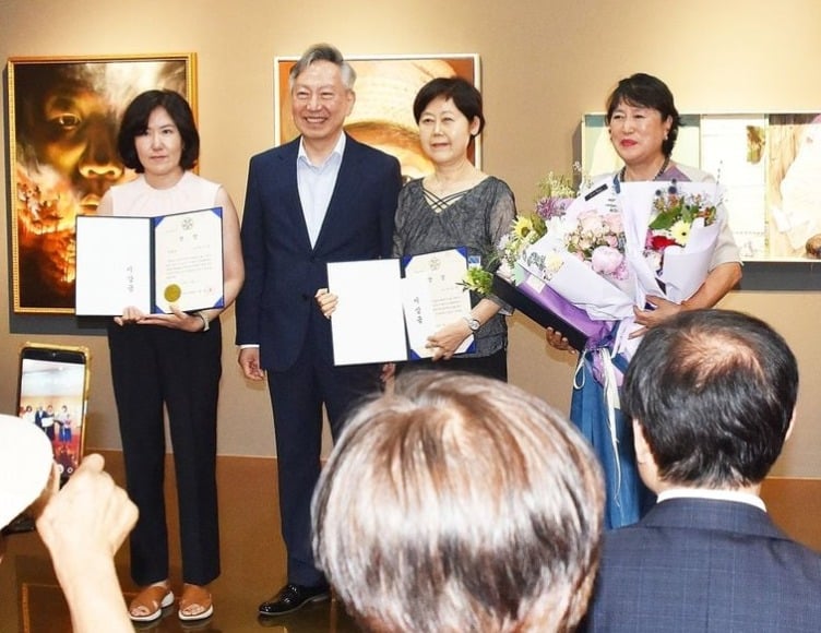 김진호 원장이 장려상 수장자와 기념촬영 (우측부터 김화순, 