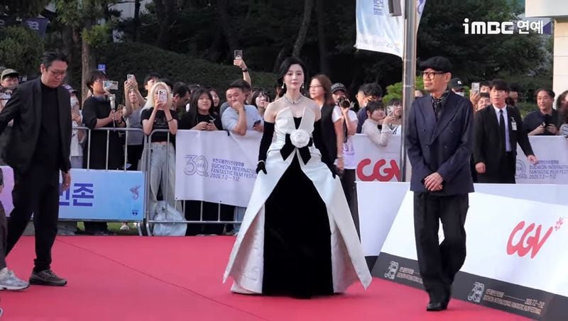 팬들의 환호를 받으며 레드카펫 입장하는 판빙빙