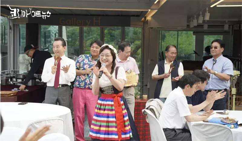 서문예 최호현 원장(맨좌측)과 K 요들협회 회장인 이은경 교수의 경쾌한 요들송과 악기를 연주하는 모습