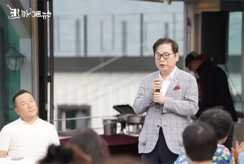 "세상에서 가장 지혜로운 사람은 끊임없이 배우는 사람"이라고 강변하는 김명수 한국노동경제연구원 원장