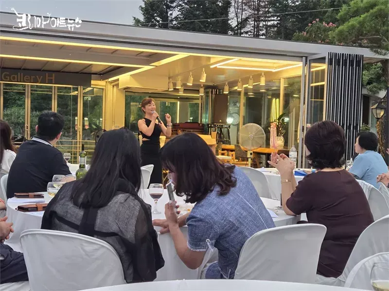 가곡 "그리운 금강산"을 불러 참석자들에게 깊은 울림과 감동을 심어준 자원 교수