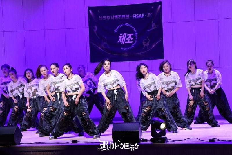 남양주시장기체육대회에 참가한 마포구 에어로빅힙합협회 회원들이 멋진 퍼포먼스를 연출 하고 잇는 모습을 담고 있다