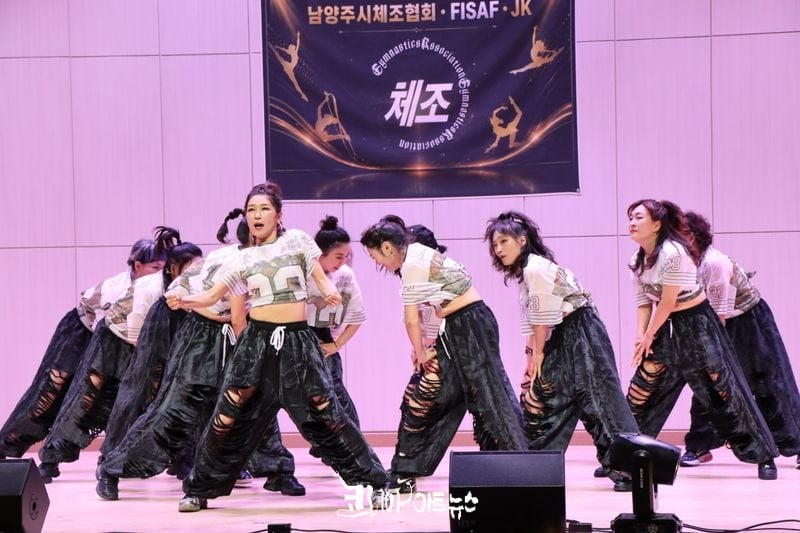 남양주시장기체육대회에 참가한 마포구 에어로빅힙합협회 회원들이 멋진 퍼포먼스를 연출 하고 있는 모습을 담고 있다