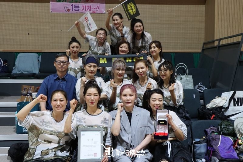 남양주시장기체육대회에서 최우수상을 받은 에어로빅힙합협회 회원들과 함께 카메라보고 포즈를 취하고 있는 강사 김선미