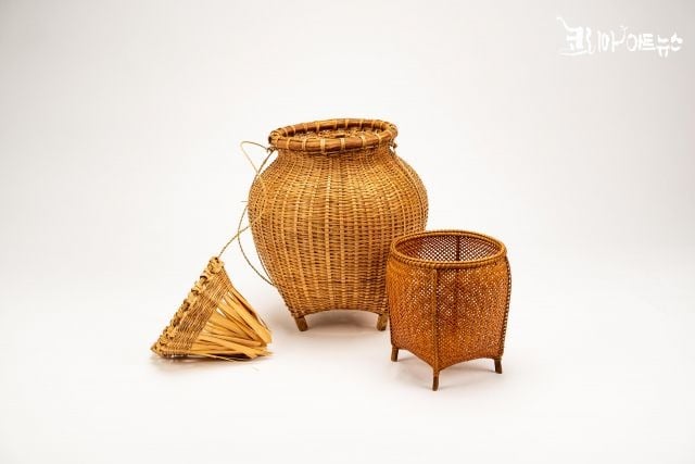 물고기를 잡아 담아두는 데 사용했던 태국바구니 타컹(Takhong)과 쌀을 담을 때 사용했던 바구니인 끄라붕(Krabung). 바닥이 망가지는 것을 방지하기 위해 바닥에 X자로 지지대를 만들고 모서리마다 발을 달았다