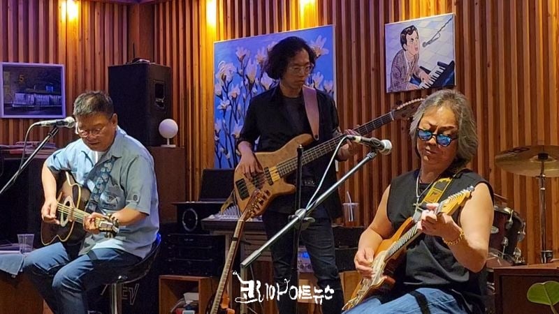 24년 한마음 콘서트 무대 좌)싱어송라이터 강영철, 베이스 고효민, 싱어송라이터 유영민.