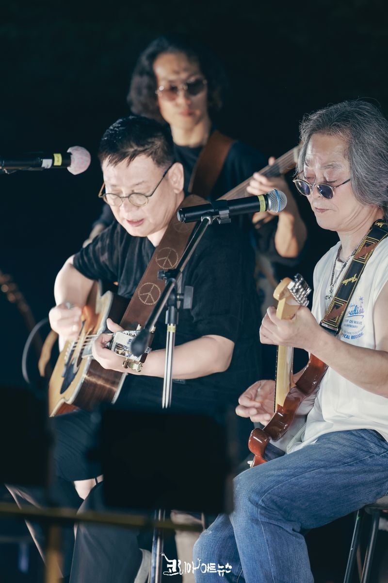 24년 한마음 콘서트 무대에서 히트곡 중에 갯바위를 부르고 있는 모습