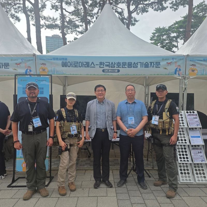 좌로부터 특수작전연구소 센터장 박승용, 과장 김두아, 한국상호운용성기술자문 회장 손상일, 수석대표 조태호, 특수작전연구소 오창일 이사