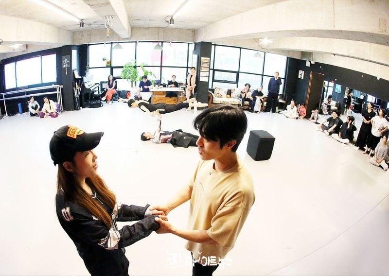 극중 학도병인 영호(조상웅), 옥단이(가수골드)는 서로 사랑하는 사이다. 전쟁이라는 현실에 서로를 떠나보내야 하지만 믿고 기다리겠다는 옥단이(가수골드)의 가슴아픈 상황을 촬영한 장면