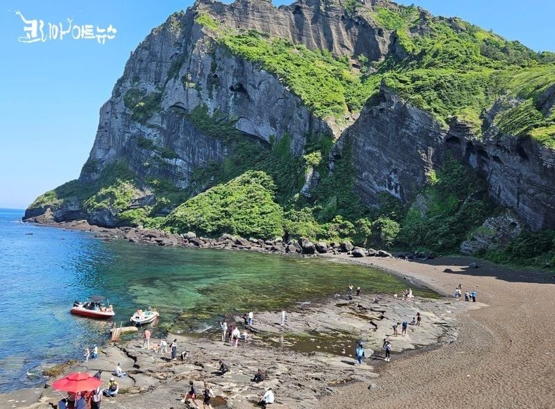 ▲ 성산일출봉은 ‘해가 뜨는 오름’이라는 이름처럼, 새벽의 빛을 품은 곳이다. 높이 182m의 사발 모양 분화구와 99개의 기암은 오랜 세월이 빚어낸 자연의 예술품이다.      세계자연유산으로 등재된 이곳에 서면, 바다와 절경이 어우러진 풍광에 절로 감탄이 터져 나온다. [사진 : 이청강 기자]