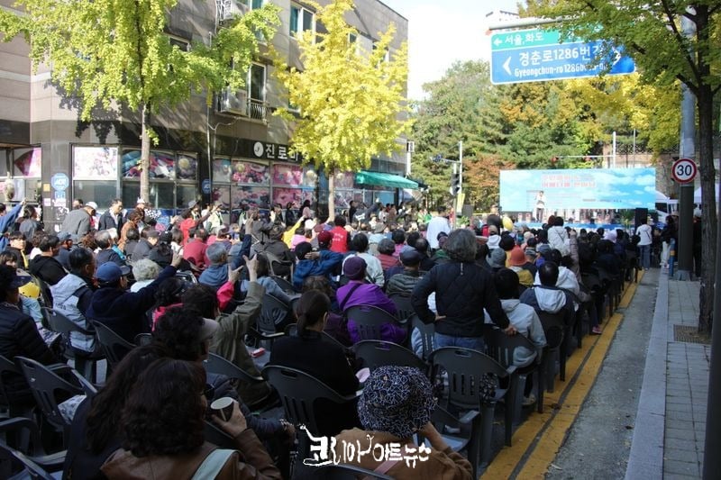 지난 2025년 10월 어울더울 한마당 무대 모습을 담았다.