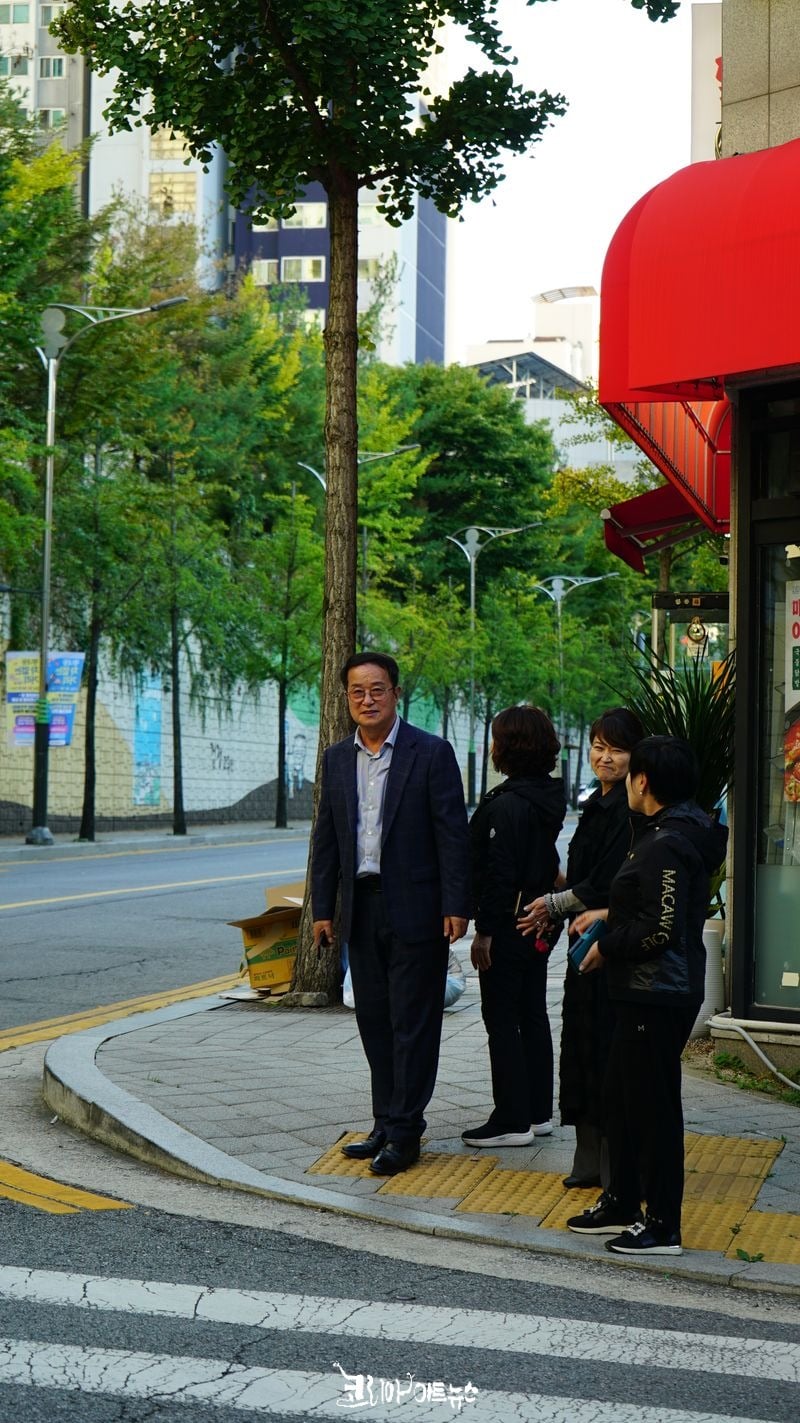 평내로 29번길 일원에서 평내동 주민자치회 임원진들과 함께 안전관리와 어울더울 무대자리를 둘러보고 있는 김영길 회장