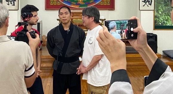 글로벌 다큐멘터리 불어, 영어 통역봉사중인 황익준 변호사