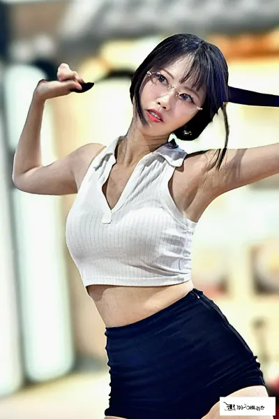 [화보 뉴스] "찰나의 미소, 무대 위의 카리스마"– 베이비스 화보 공개
