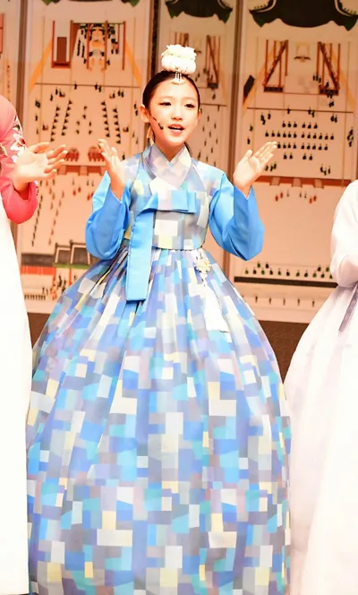 [화보 사진] 국악에 반하다 – 키즈모델 김서현, 국악공연 사회자로 활약