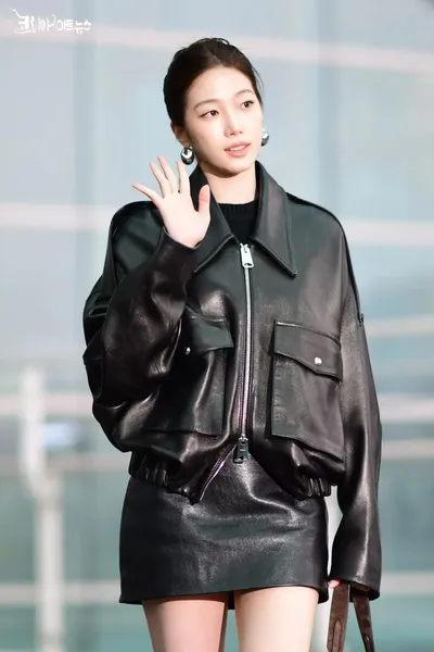 [ 화보 사진] 르세라핌 카즈, 가죽 재킷으로 시크한 공항 패션 선보여