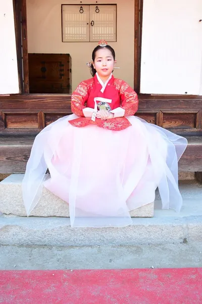 [화보 사진] 키즈모델 문채영, 설날 맞아 운현궁과 남산한옥마을에서 한복 나들이