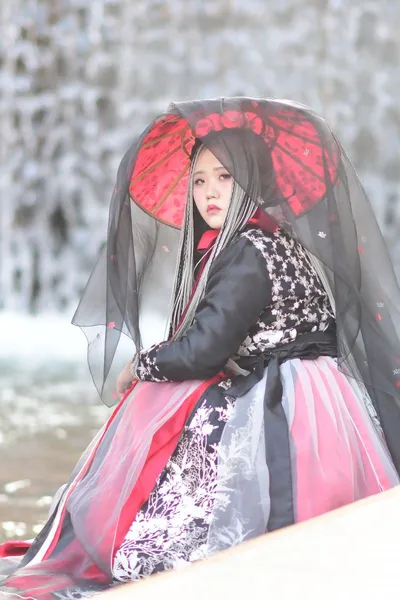 패션 모델 채연, 청계천·경복궁서 어우동 패션 화보…전통과 현대의 조화로 눈길