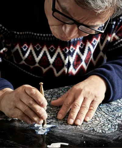 “빛을 새기다, 시간을 칠하다” — 나전칠기 명인 김영준의 세계!