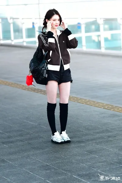 [KAN 포토] 밀라노 패션위크가는 배우 한소희 - 핫팬츠 패션 눈길