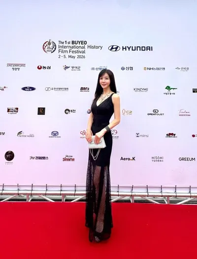 배우 김리원, 제1회 부여국제히스토리영화제 레드카펫서 ‘눈부신 아우라’… 작가와 배우 오가는 광폭 행보