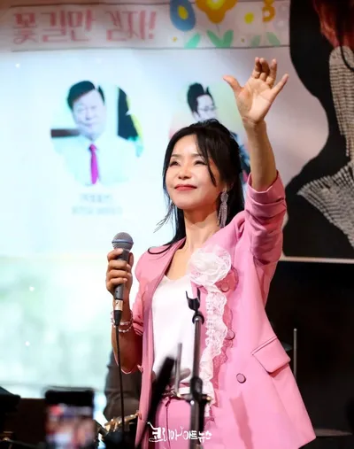 가수 엄혜진, 신곡 ‘내 사랑 눈물비’와 함께하는 팬들과 작은 라이브 개최