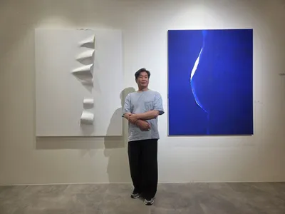 [작가 탐방] 갤러리 다움에서 만난 ‘여백과 숨’의 회화…푸른 균열 사이로 피어난 존재의 사유
