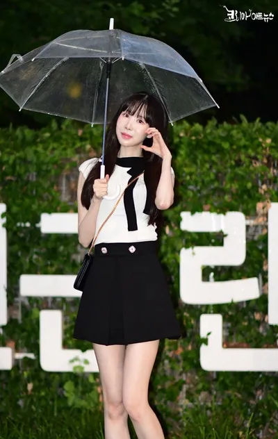 [사진 뉴스] 가수 샌디(송지영), 첫 솔로 싱글 2곡 녹음 마쳐…녹음 후 비오는날 퇴근길