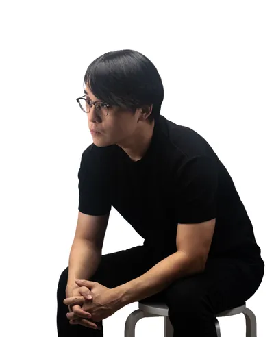흑백의 얼굴 없는 군상, 현대사회의 민낯을 비추다