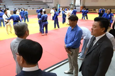 신용한 지사, 유도선수단 훈련 현장 격려