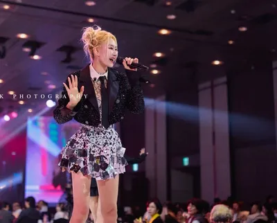 슈퍼모델 출신 트로트 가수 임시연, 워커힐 무대서 ‘사랑의 바이러스’ 열창