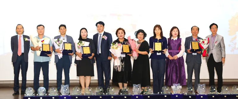 ▲ 신인문학상 수상자 전체사진 [사진 : 이청강 기자]