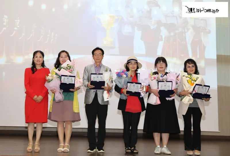 ▲ 은상 / 시상 김혜정 / 수상자 / 전선희 시인, 황영칠 시인, 남원자 시인, 이경애 시인, 임현옥 시인