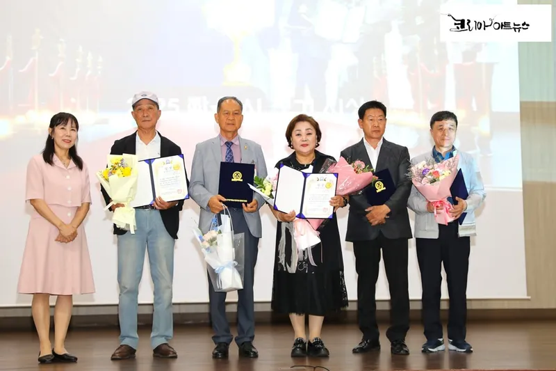 ▲ 장려상 /시상 임숙희/ 수상자 / 남상욱 시인, 이동백 시인, 장희주 시인, 이경수 시인, 김용준 시인