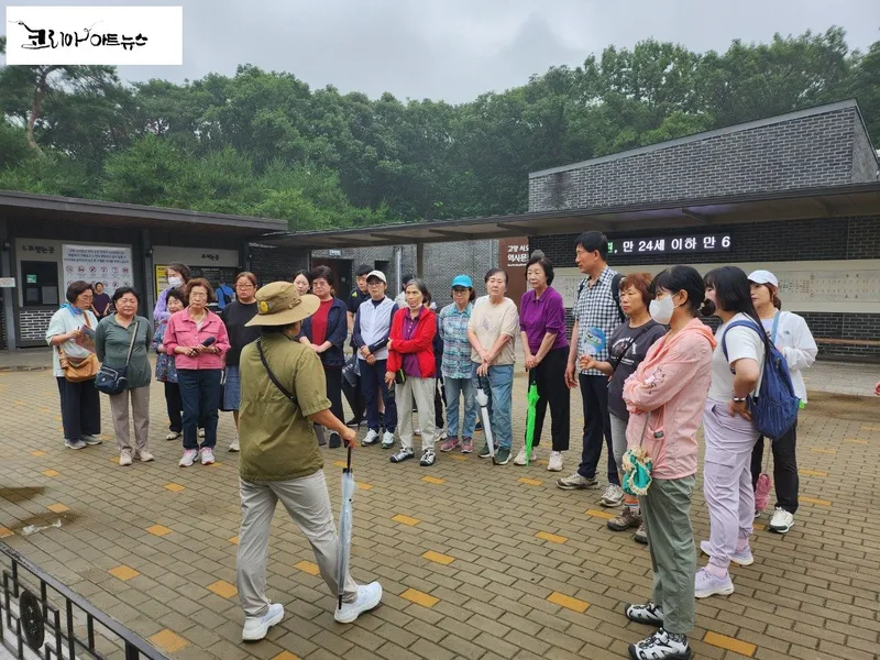 ▲ 윤영주 문화유산 큐레이터가 서오릉 역사 해설을 하고 있다. 
