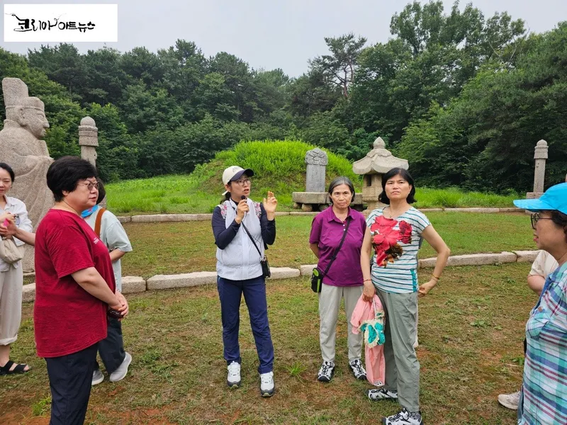 ▲ 안춘회 도시여행해설사가 월산대군 묘역앞에서 역사문화 해설을 하고 있다.