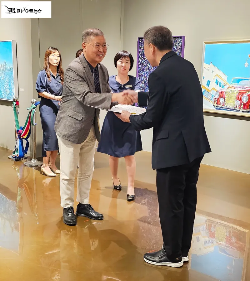 정헌재 강서구 부구청장이 대상 수상자에게 상장과 부상을 전달하고 있다.